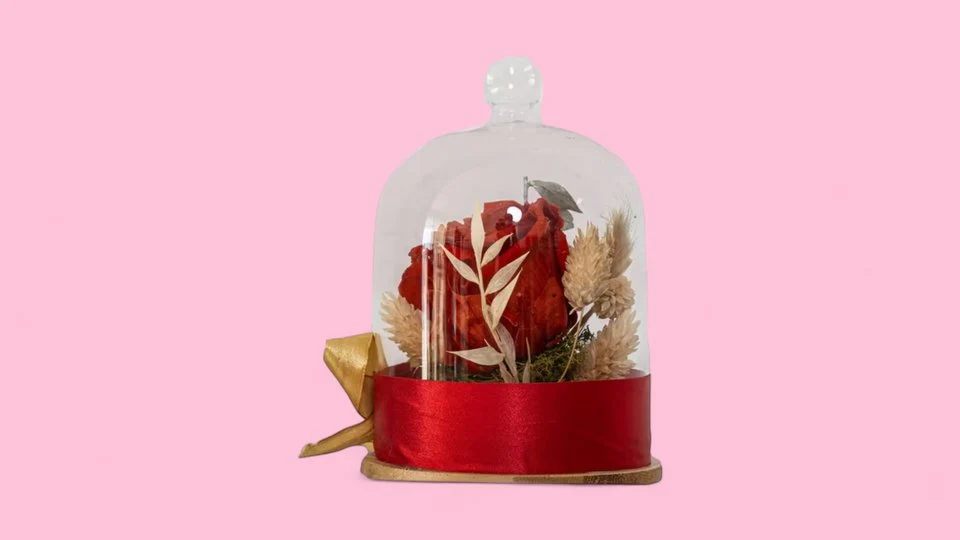 Forever roses under glass