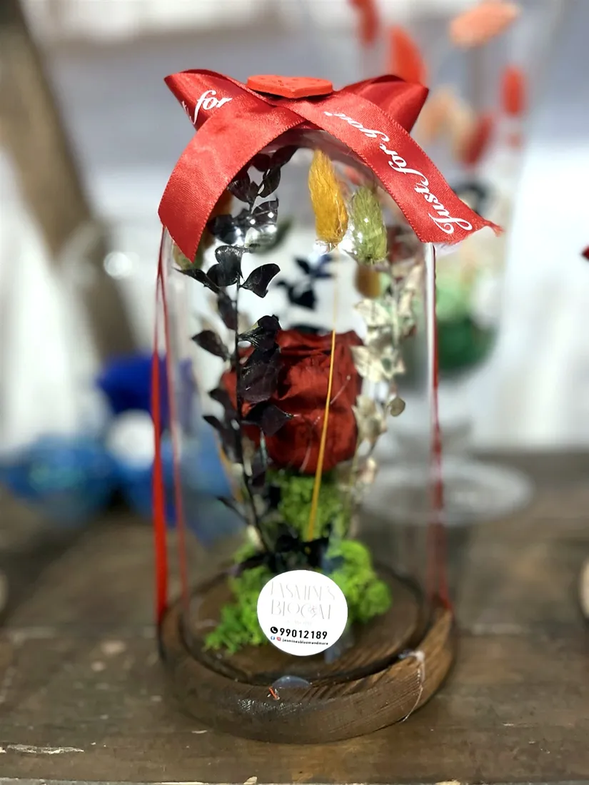 Forever roses under glass